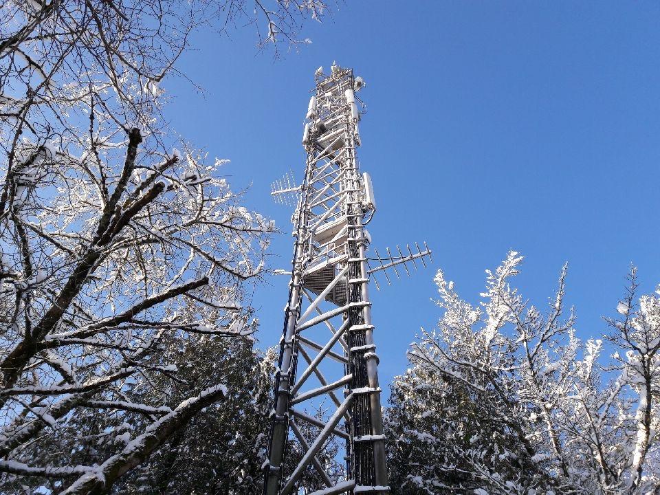 Un �metteur sous la neige