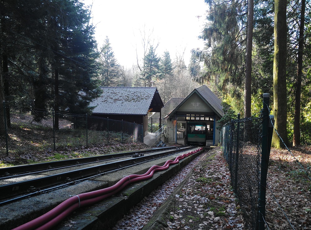 ancienne cabine � la station d'aval